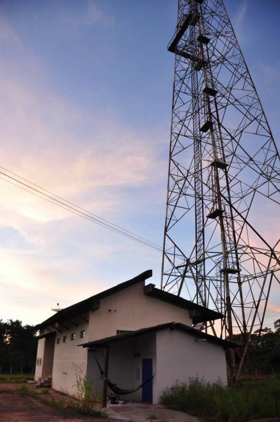 A torre da Embratel no km 500, onde montamos acampamento, na BR-319, estrada que liga Manaus à Porto Velho, em Rondônia